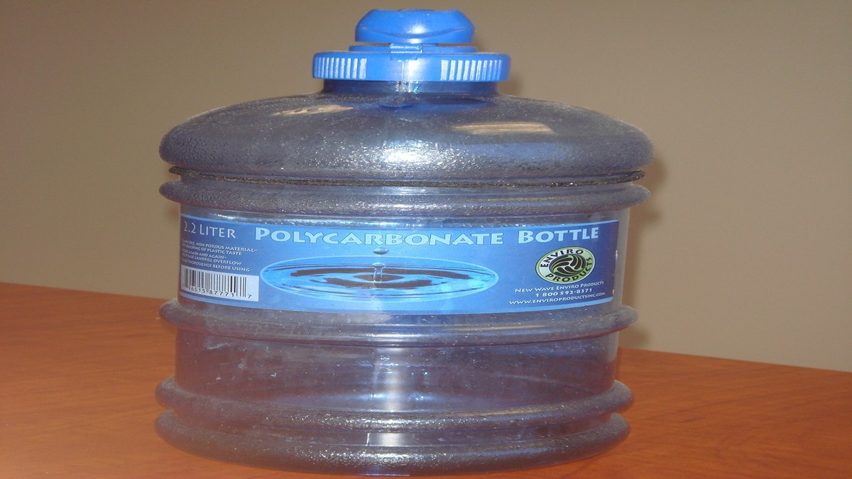 Polikarbonat plastik su şişesi; bisfenol A içeren eski tip şişelerde sık görülür