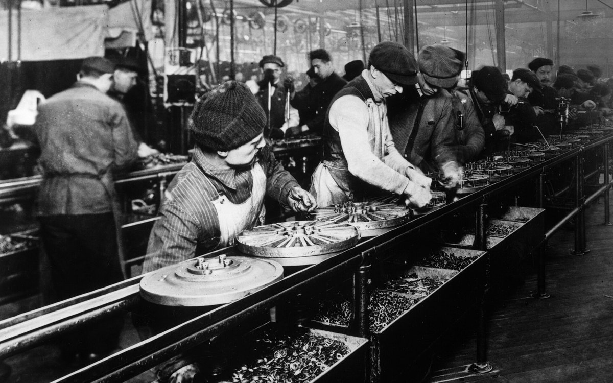 1913'te Ford fabrikasında hareketli montaj hattında çalışan işçiler