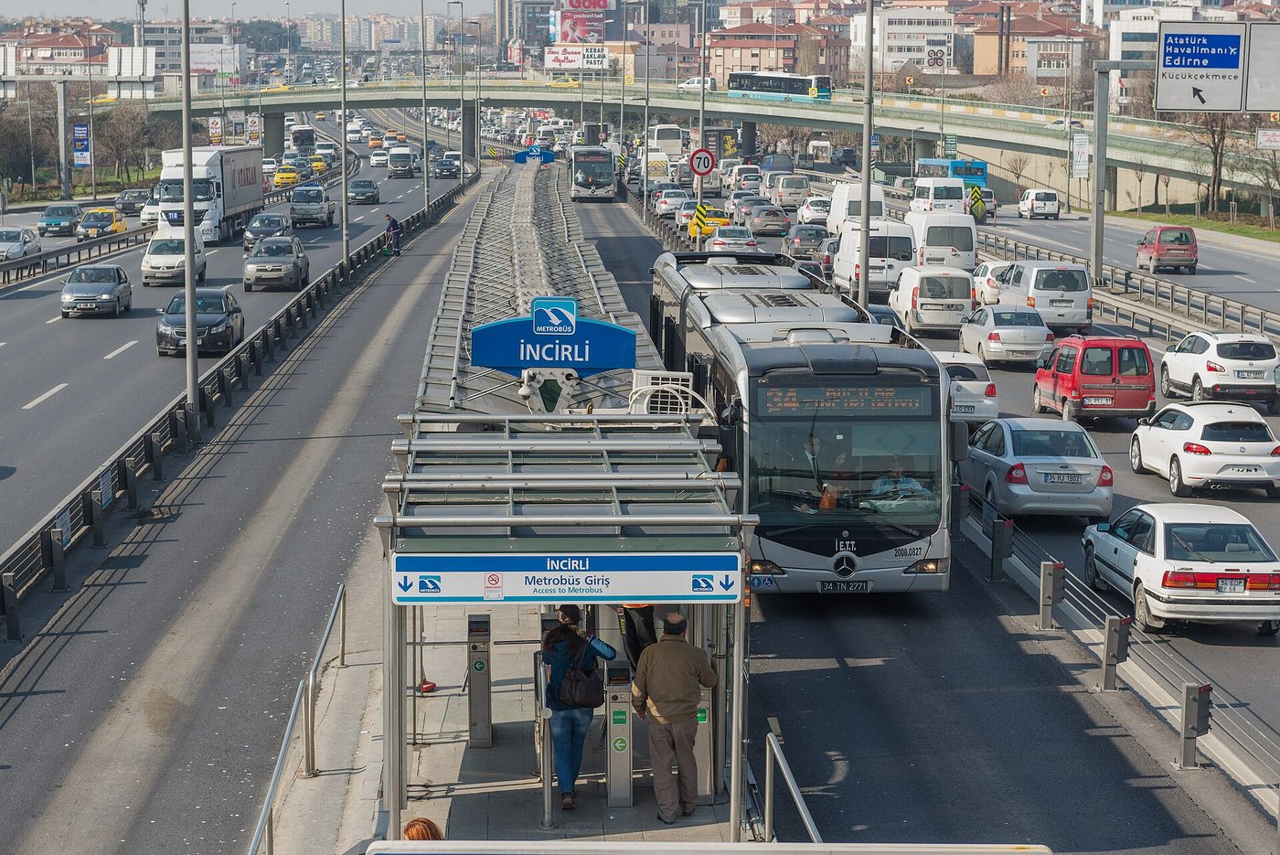 İstanbul'da İncirli metrobüs durağı, hafta içi bir sabah yoğun trafik ve durağa yanaşan metrobüs