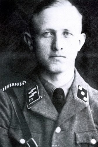 Siyah beyaz vesikalık fotoğraf: SS üniforması giymiş, saçları geriye taranmış genç bir subay