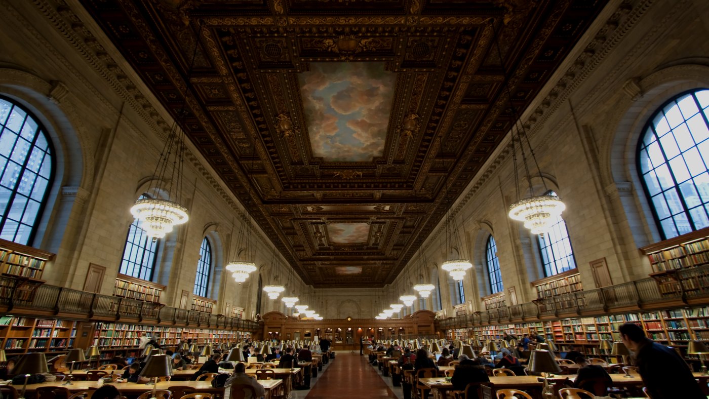 New York Halk Kütüphanesi Rose okuma salonunda masalarda kitap okuyan insanlar