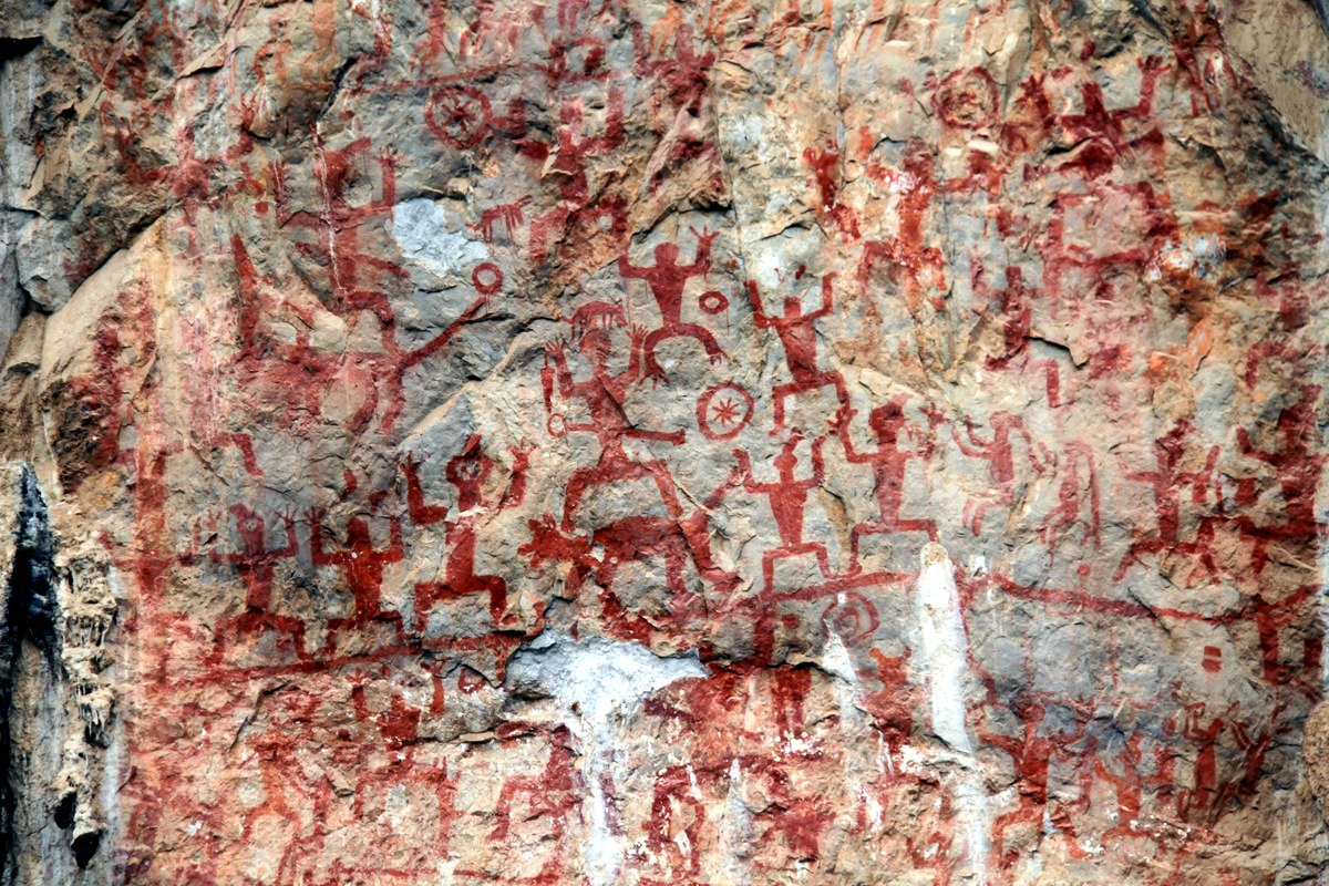 Ningming Huashan ana kayalık panelinden kırmızı insan, hayvan ve dairesel motifler