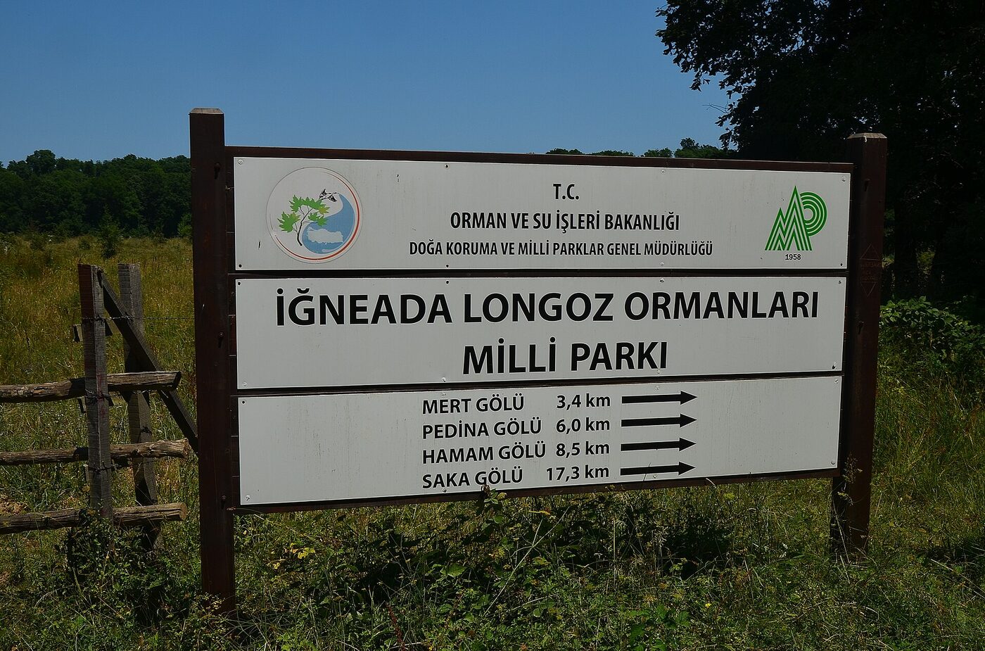 İğneada Longoz Ormanları Millî Parkı tabelası, göllere kilometre bilgisi