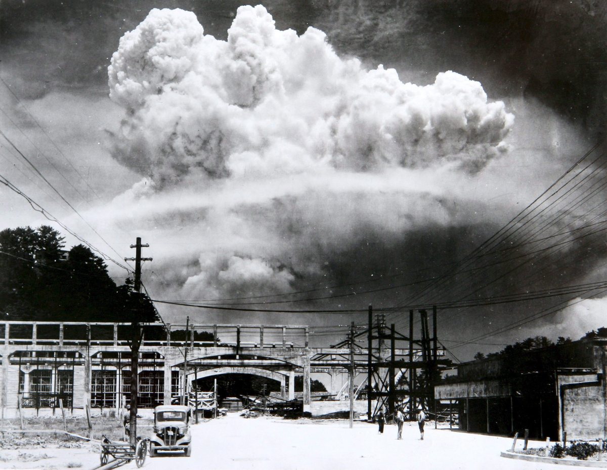 9 Ağustos 1945'te Nagazaki üzerinde yükselen atom bombası bulutu, körfezin karşısındaki Koyagi adasından çekilmiş siyah beyaz fotoğraf