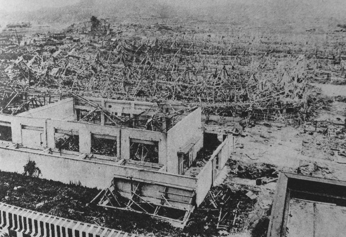 Atom bombasından sonra Mitsubishi Nagazaki tersanesinde çatısı çökmüş, çelik iskeleti eğrilmiş binaların enkazı, siyah beyaz fotoğraf