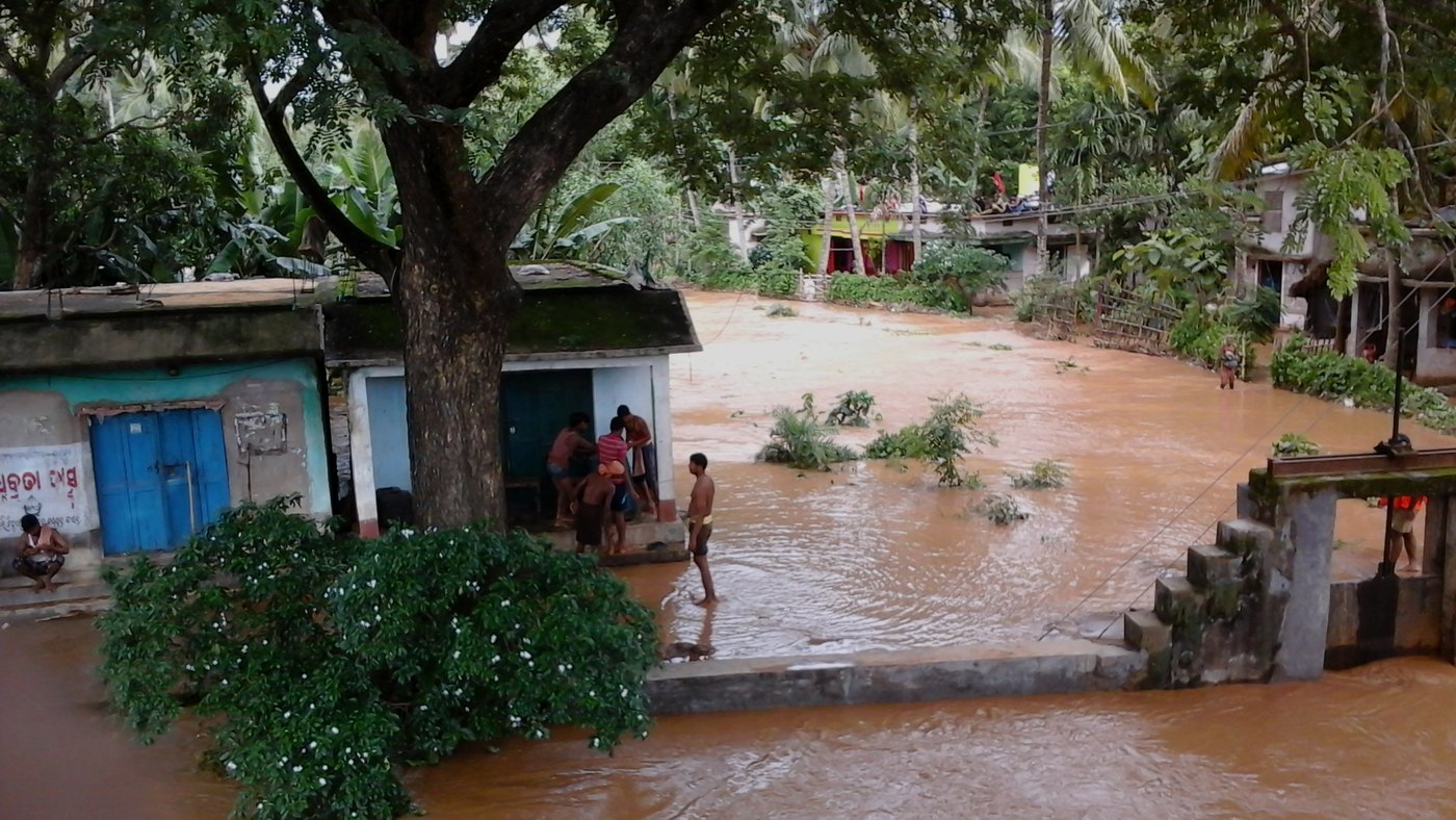 Odisha'da Baitarani nehri taşkınında setin arkasında su altında kalan köy