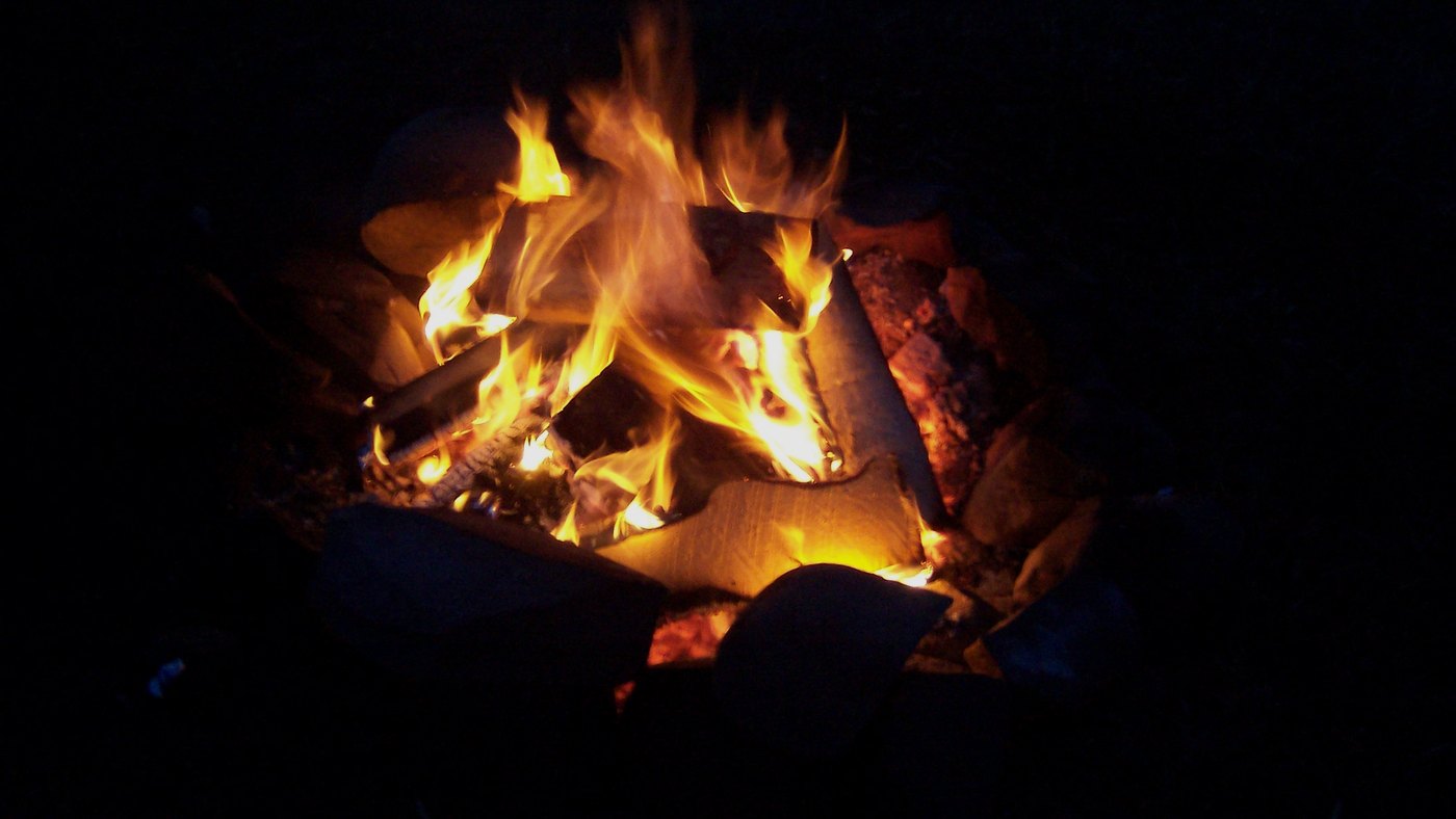 Gece kamp ateşi
