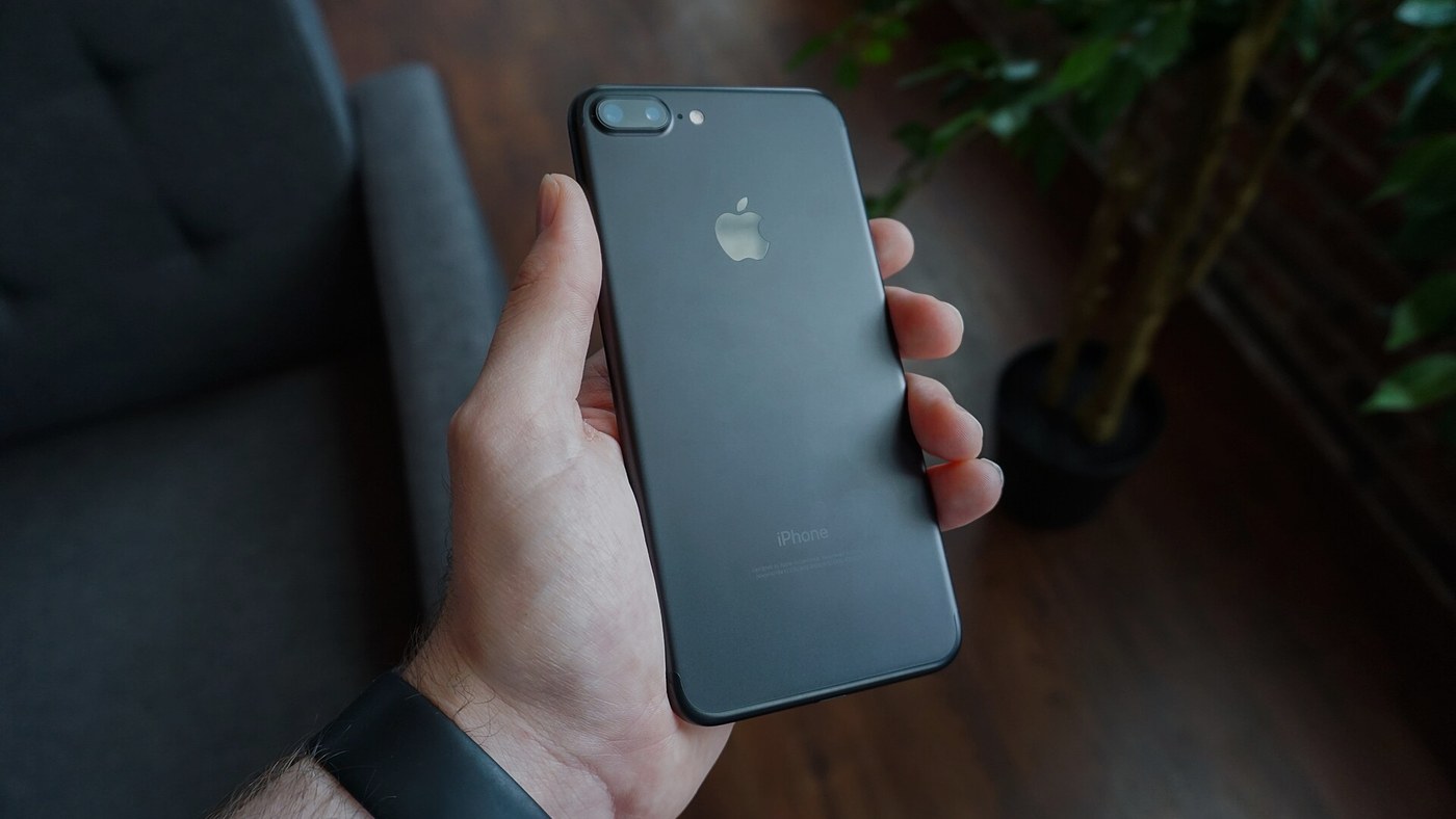 Elde tutulan siyah bir akıllı telefon