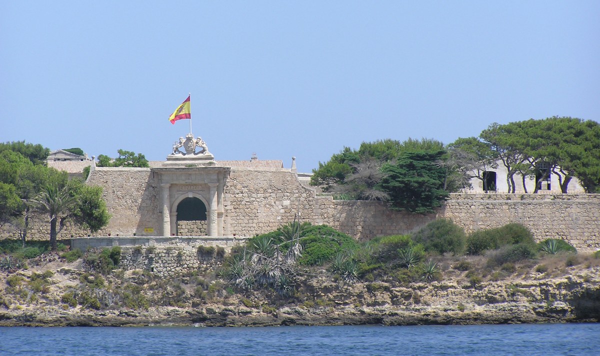 Lazareto de Menorca ana giriş kapısı, taş duvarlı tarihi karantina kompleksi