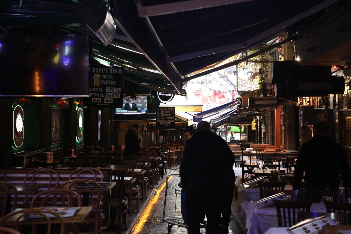 Beyoğlu Nevizade Sokak'ta sabah saatlerinde boş masalar, kapalı tenteler ve tek tük yürüyen insanlar