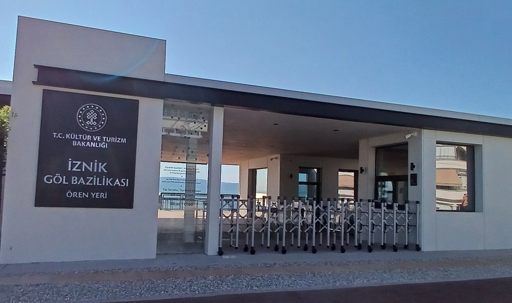 İznik Göl Bazilikası ören yeri giriş binası ve göl manzarası