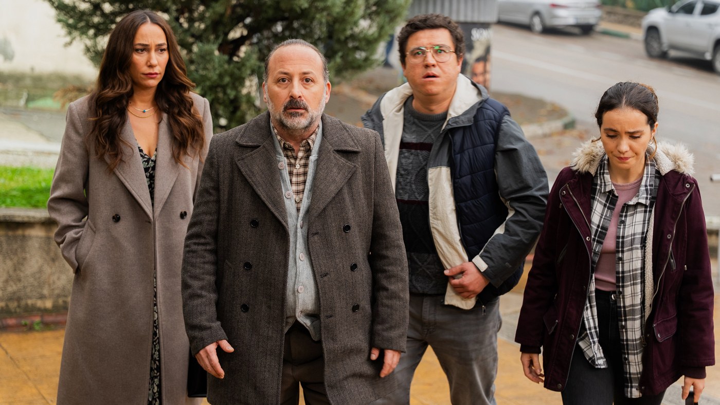 Kalender Pide filminden bir kare: Gülşen, Kalender, Öcü ve Filiz bir sokakta yan yana yürüyor