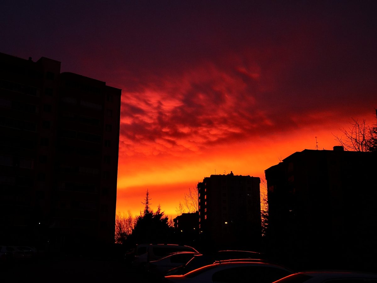 Ankara Eryaman'da şafak öncesi kızıl gökyüzü altında karanlık apartman blokları ve park halindeki arabalar