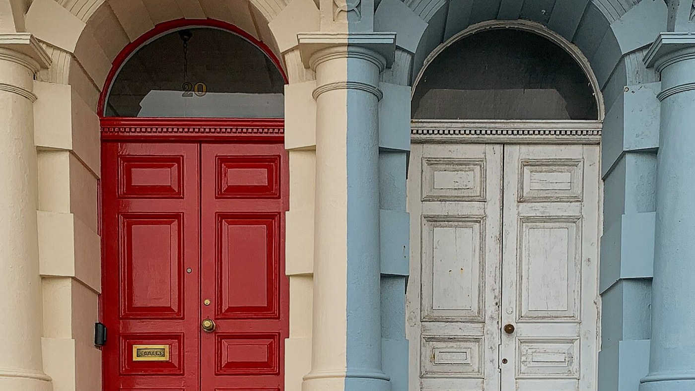 Batı Hoe, Plymouth'ta sıra sıra renkli ahşap ön kapılar