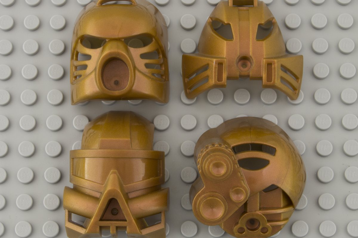 Lego Bionicle serisinin 2001-2003 dönemine ait renkli plastik maskeleri yan yana dizilmiş