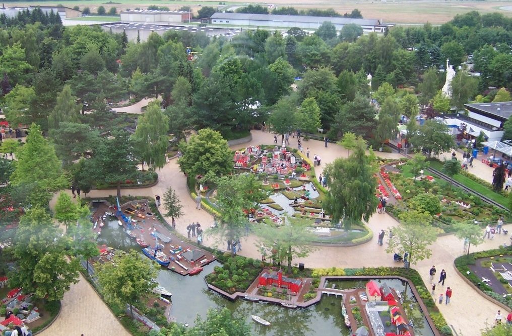 Legoland Billund'un kuleden çekilmiş havadan görünümü; minyatür şehirler, kanallar ve ziyaretçiler