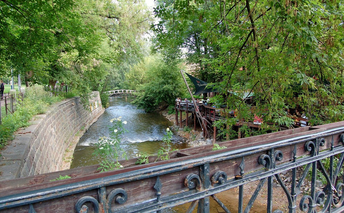 Vilnius Užupis'te Vilnia nehri, Adalet Şehri levhasının bulunduğu kıyı hattı