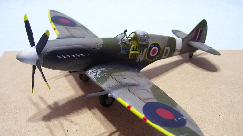 1/72 ölçekli, boyanmış Spitfire Mk.XIV maketi; kokpit camı kapalı