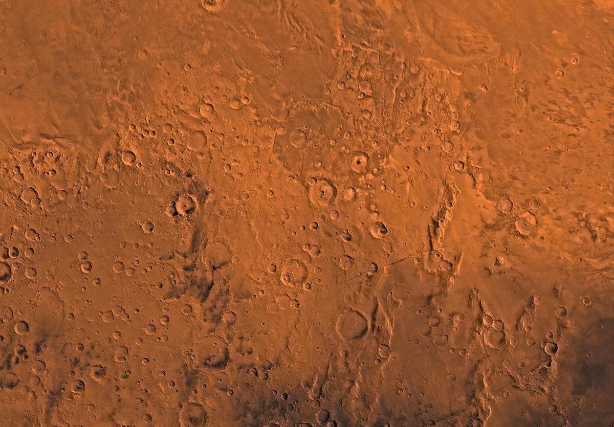 Viking yörüngecilerinin Memnonia bölgesinden birleşik renkli Mars mozaiği