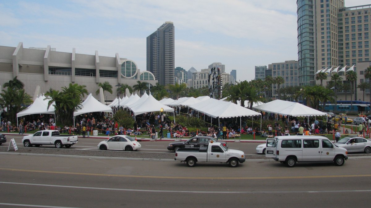 San Diego Comic-Con'da Hall H kuyruğu, gece vakti kalabalık