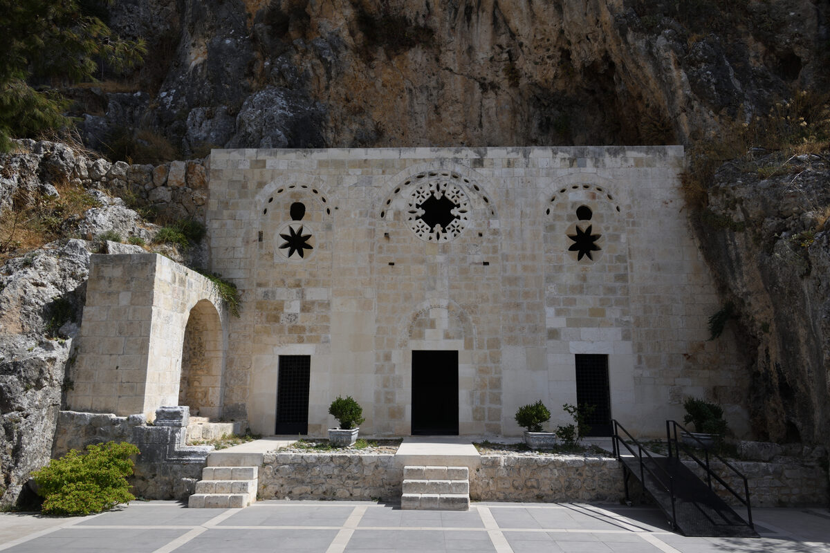 Dik bir kaya yamacının dibine yaslanmış, taş cepheli, üç kapılı ve yıldız biçimli pencereli küçük kilise