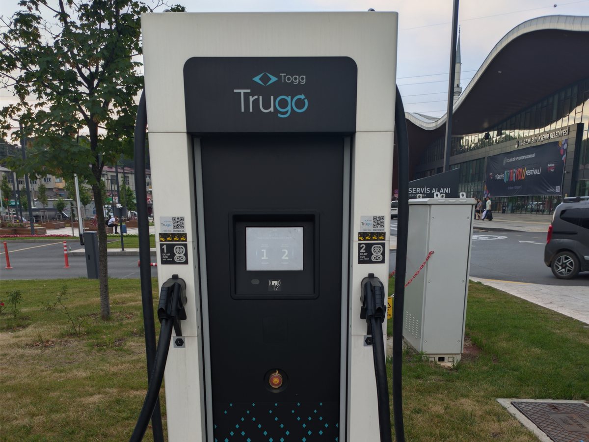 Trabzon Şehirlerarası Otobüs Terminali önünde iki kablolu Trugo hızlı şarj ünitesi
