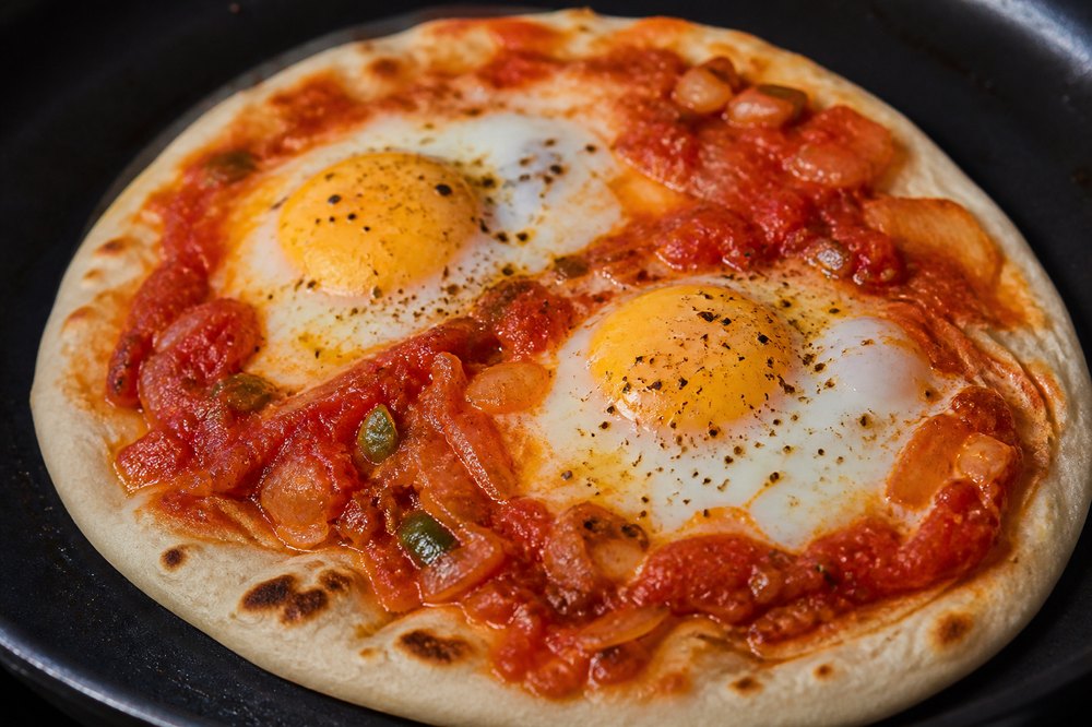 Yumurtayı kır, lavaşla servis et