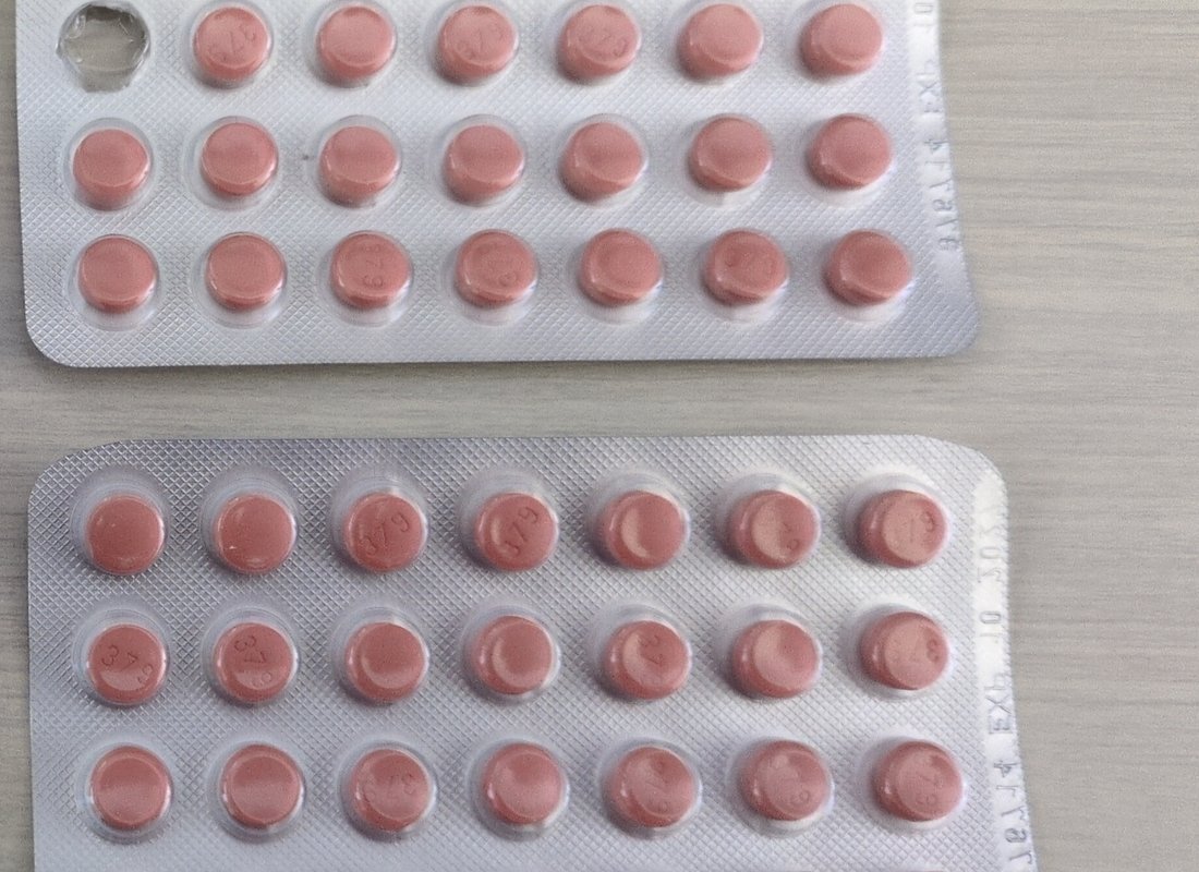 Blister ambalajda pembe estradiol tabletleri