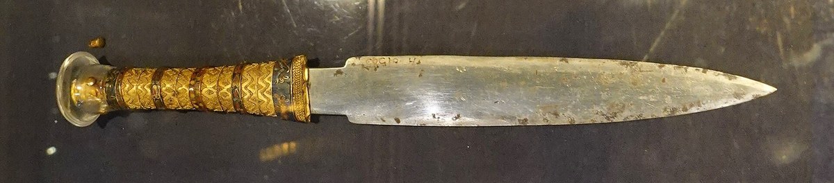 Kahire Müzesi'nde Tutankhamun'un meteorit demir bıçaklı hançeri