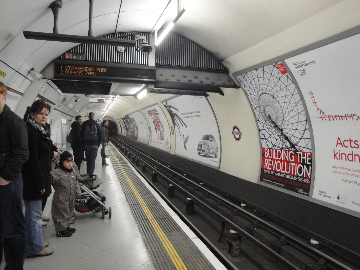 Londra Embankment metro istasyonunda kuzeye giden peron ve raylar