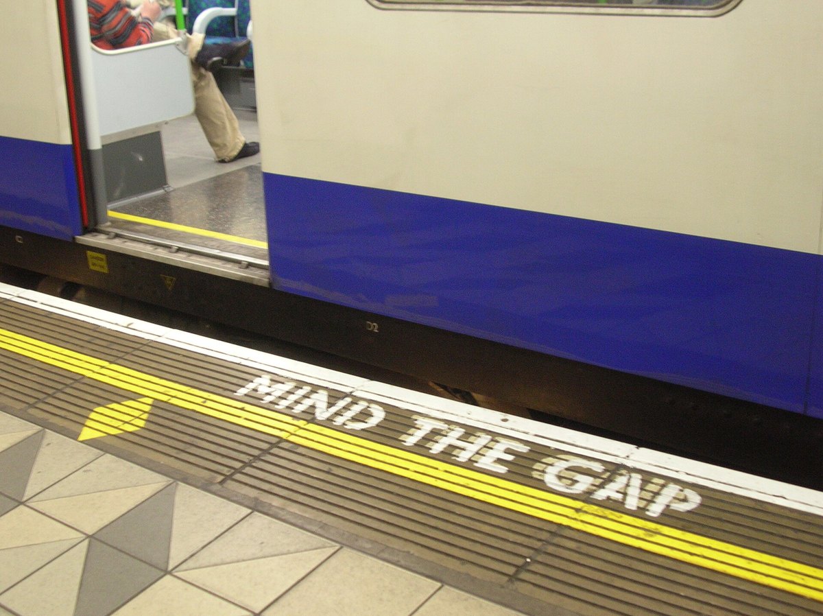 Londra metrosu peron kenarında Mind the Gap yazısı