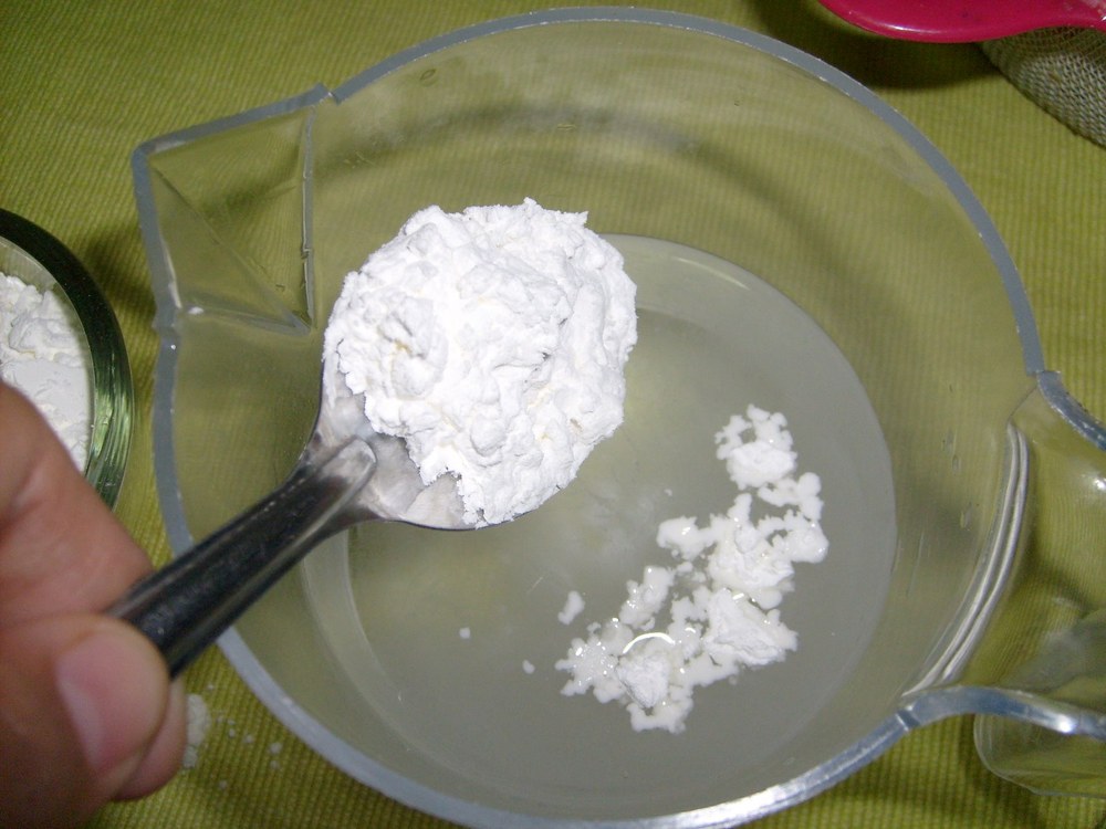 Suda karıştırılmış mısır nişastası bulamacı