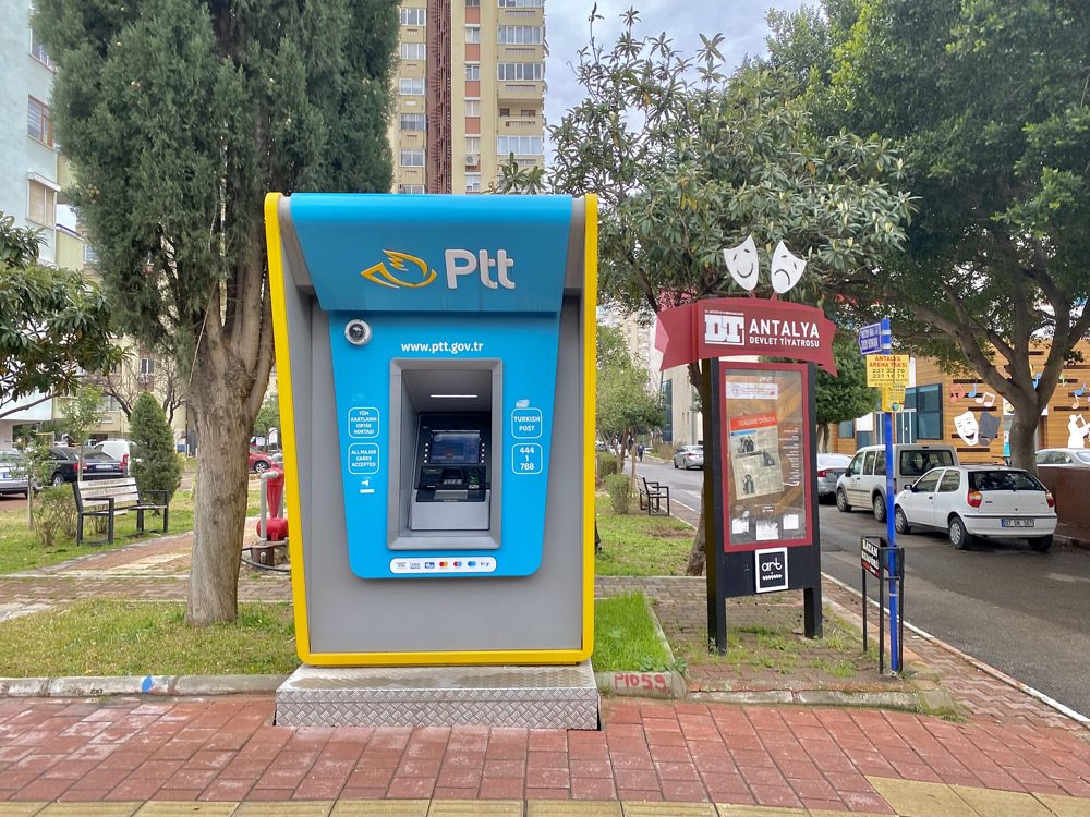 Antalya'da kaldırım kenarındaki sarı-mavi PTT ATM'si