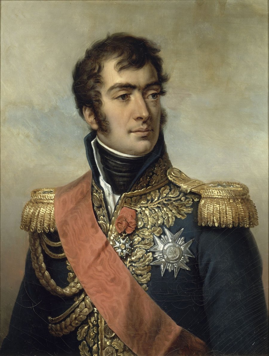 Auguste de Marmont'un mareşal üniforması içinde, göğsünde nişanlarla resmedildiği yağlı boya portre