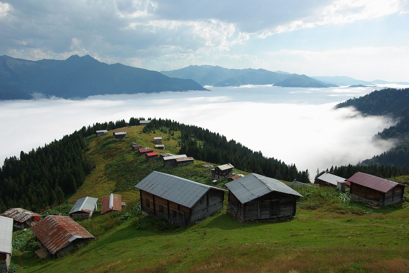 Pokut Yaylası sırtındaki ahşap evler ve vadideki bulut denizi
