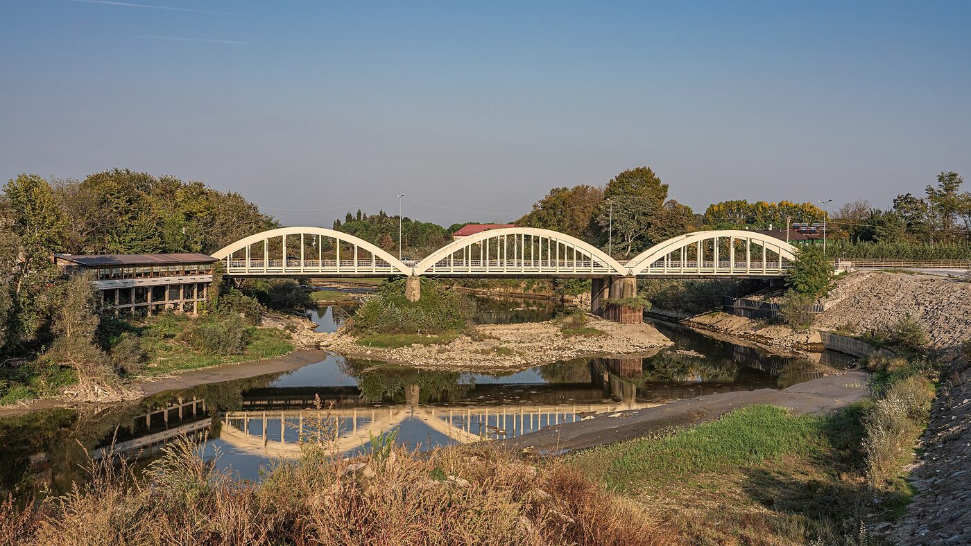 Adapazarı'nda suyu çekilmiş Sakarya Nehri ve üzerindeki kemerli köprü