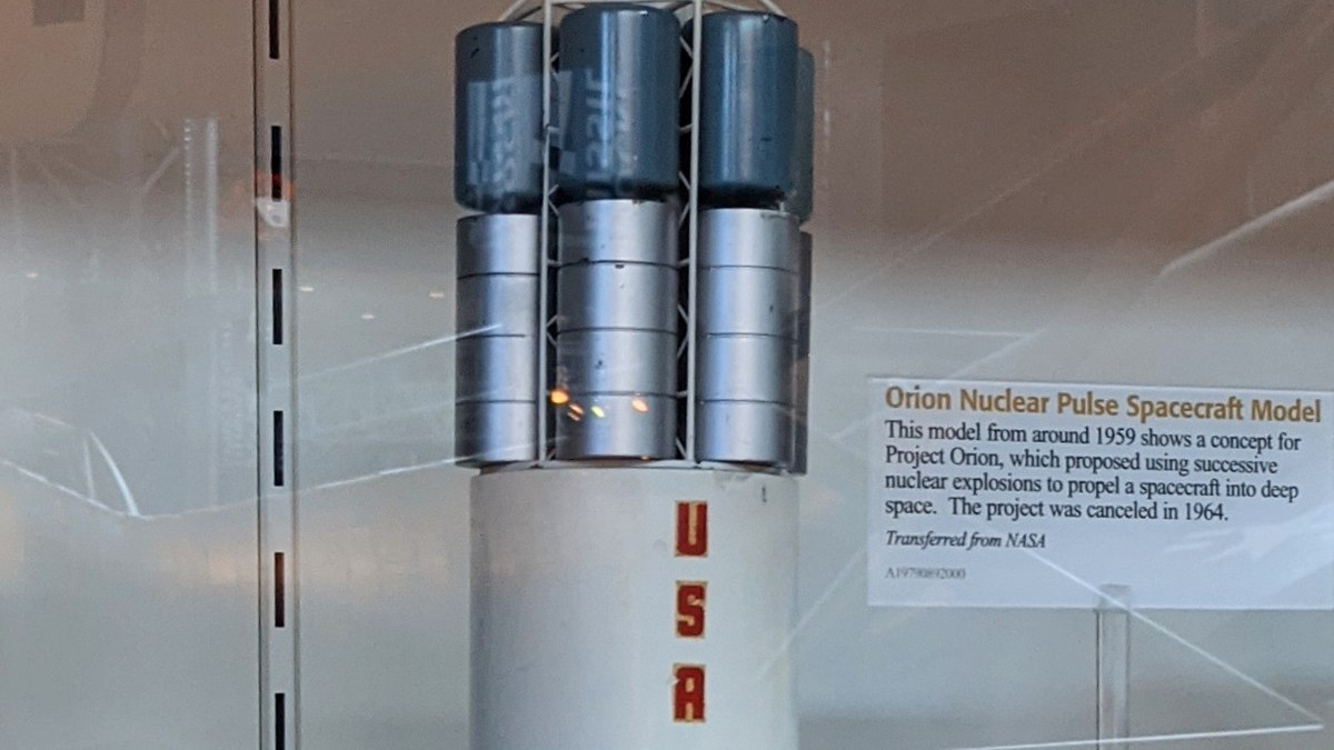 1959 civarı Proje Orion nükleer darbe uzay aracı maketi, müze vitrininde
