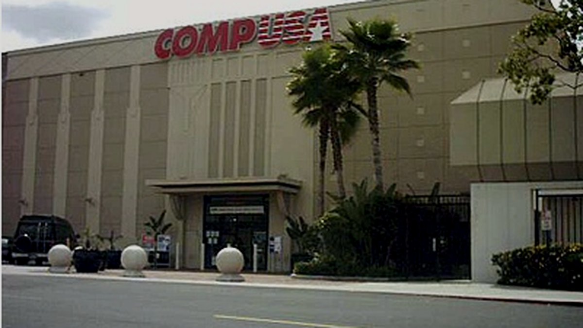 1990'lar bilgisayar mağazası vitrini, CompUSA Santa Clara