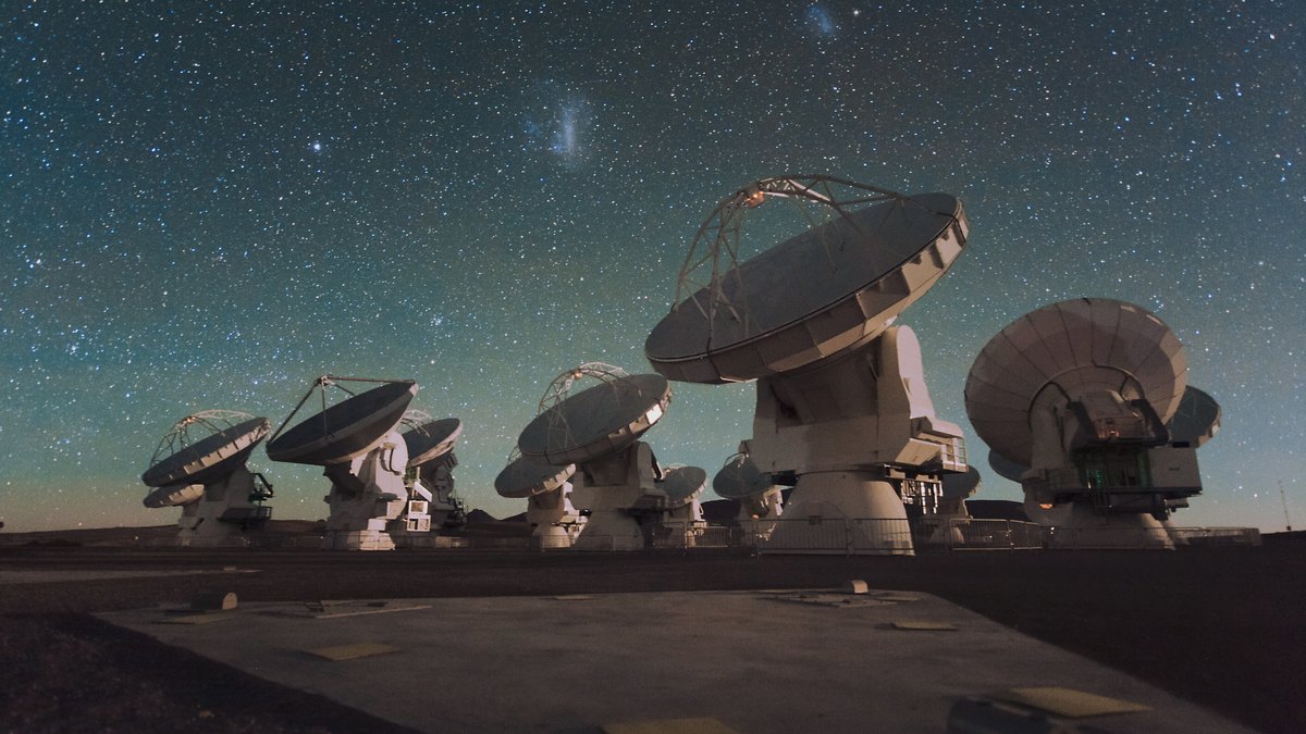 Şili Atacama'da gece Magellan Bulutları altında ALMA anten dizisi
