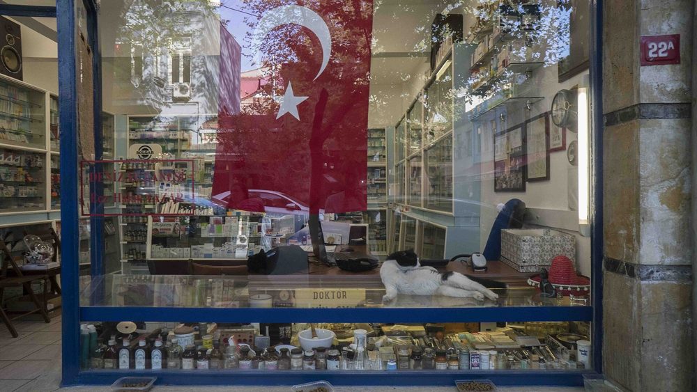 İstanbul Kuzguncuk'ta İcadiye Caddesi üzerindeki Nur Eczanesi'nin vitrini
