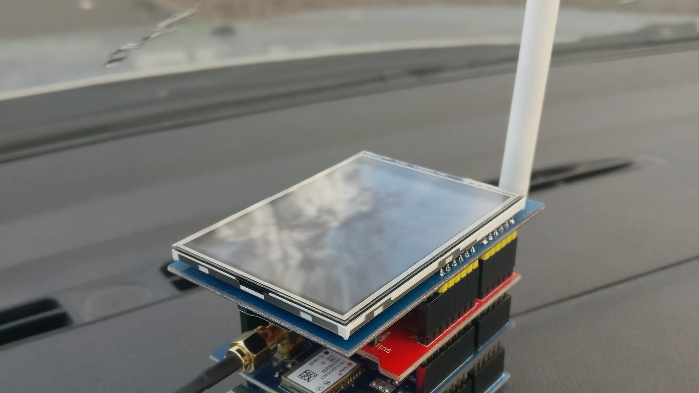 Arduino üzerine takılmış LoRa kalkanı ve GPS anteni