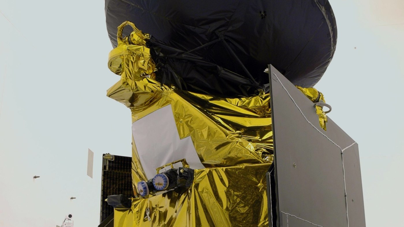 Temiz odada altın renkli çok katmanlı yalıtım battaniyesine sarılı Mars Reconnaissance Orbiter