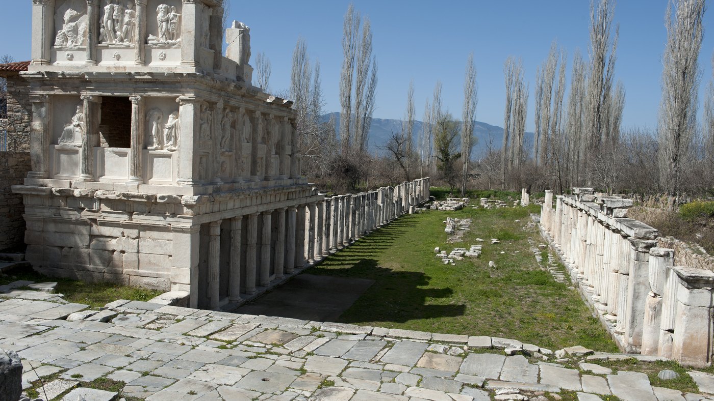 Afrodisias'taki Sebasteion'un kabartmalı portikoları ve arasındaki uzun avlu