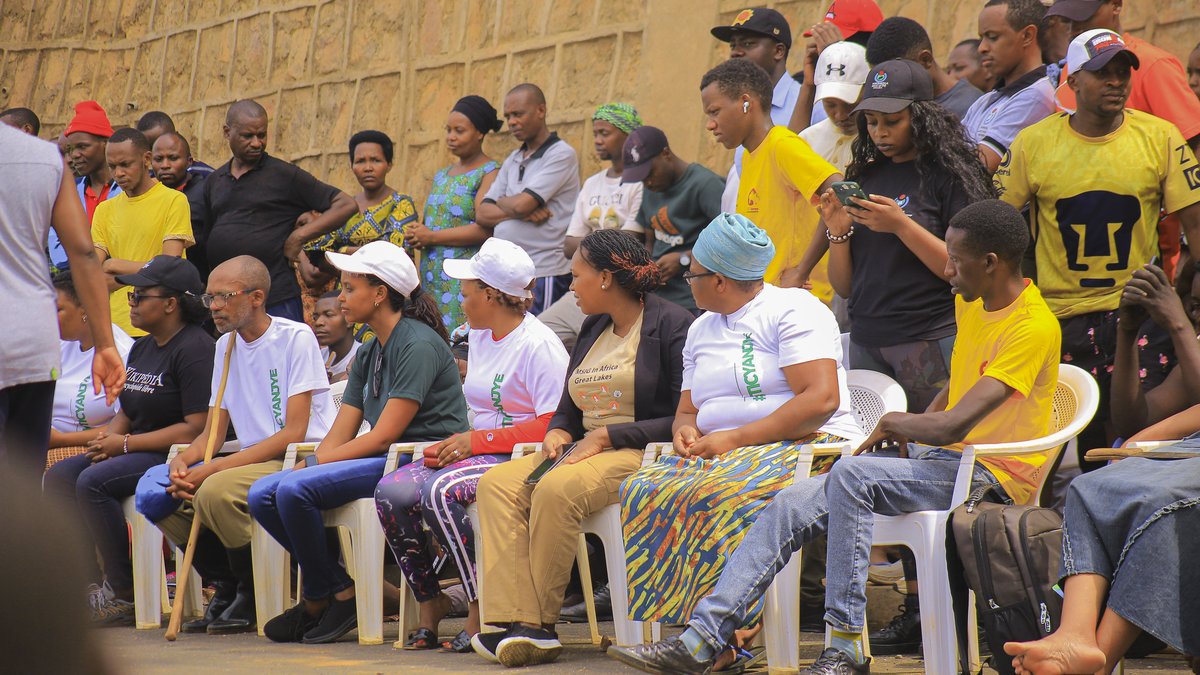 Kigali'de Umuganda'ya katılan grup, mahalle işi sırasında