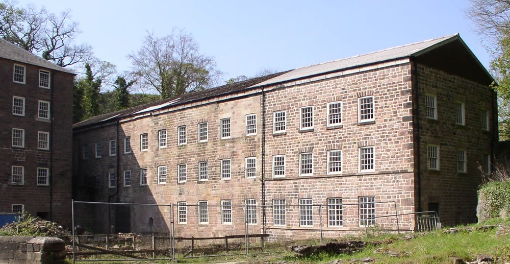 Cromford'daki taş duvarlı, çok katlı ilk Arkwright değirmeninin bugünkü hali