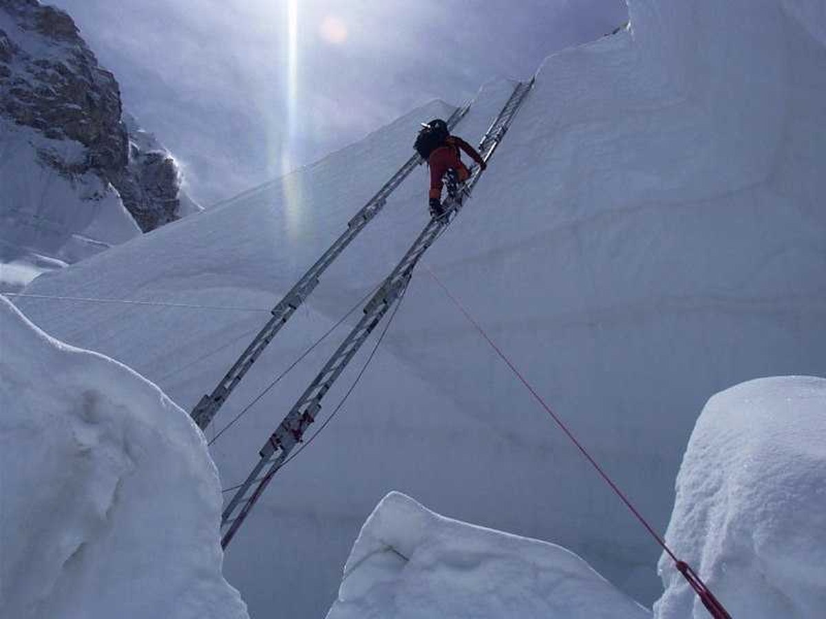 Khumbu Buzulu içinde dik buz duvarları
