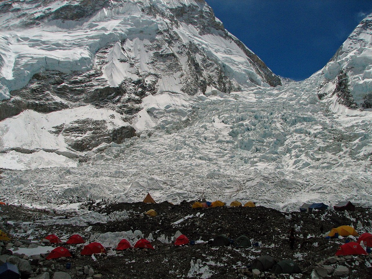 Khumbu Buzulu'nda serpantin buz ve tırmanıcılar