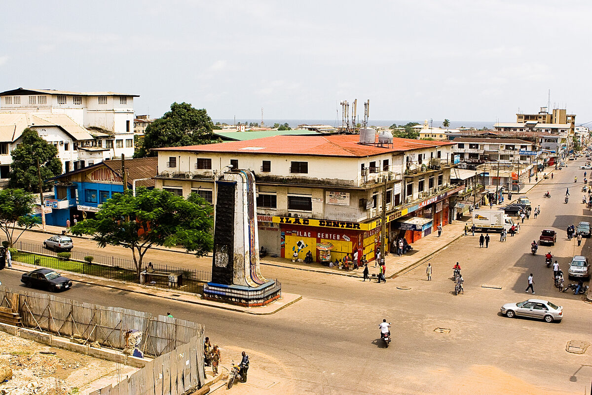 Monrovia'da Broad Street, 2010; caddede motosikletler, yayalar ve dükkânlar