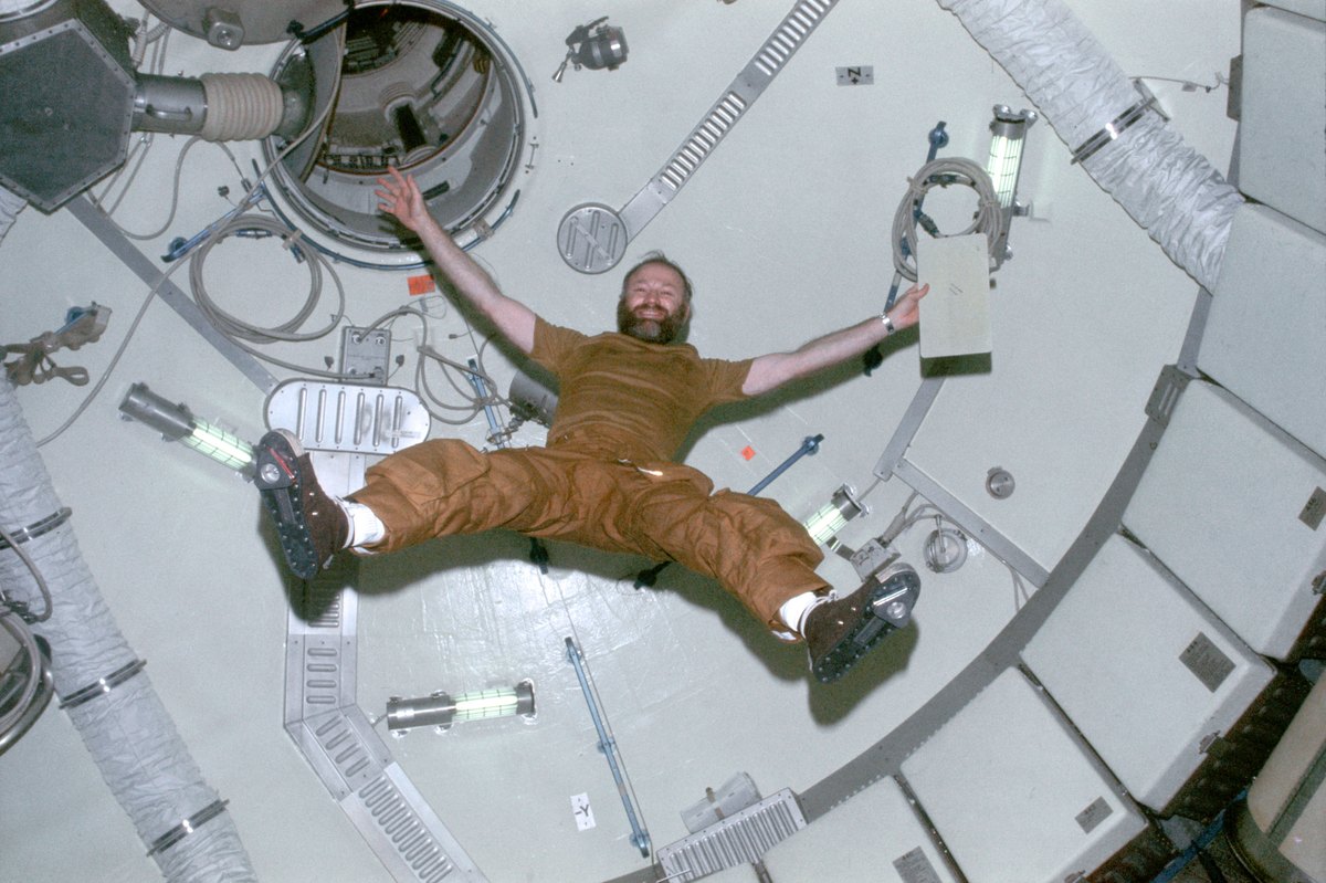 Skylab Orbital Workshop içinde önde Gerald Carr yüzerken