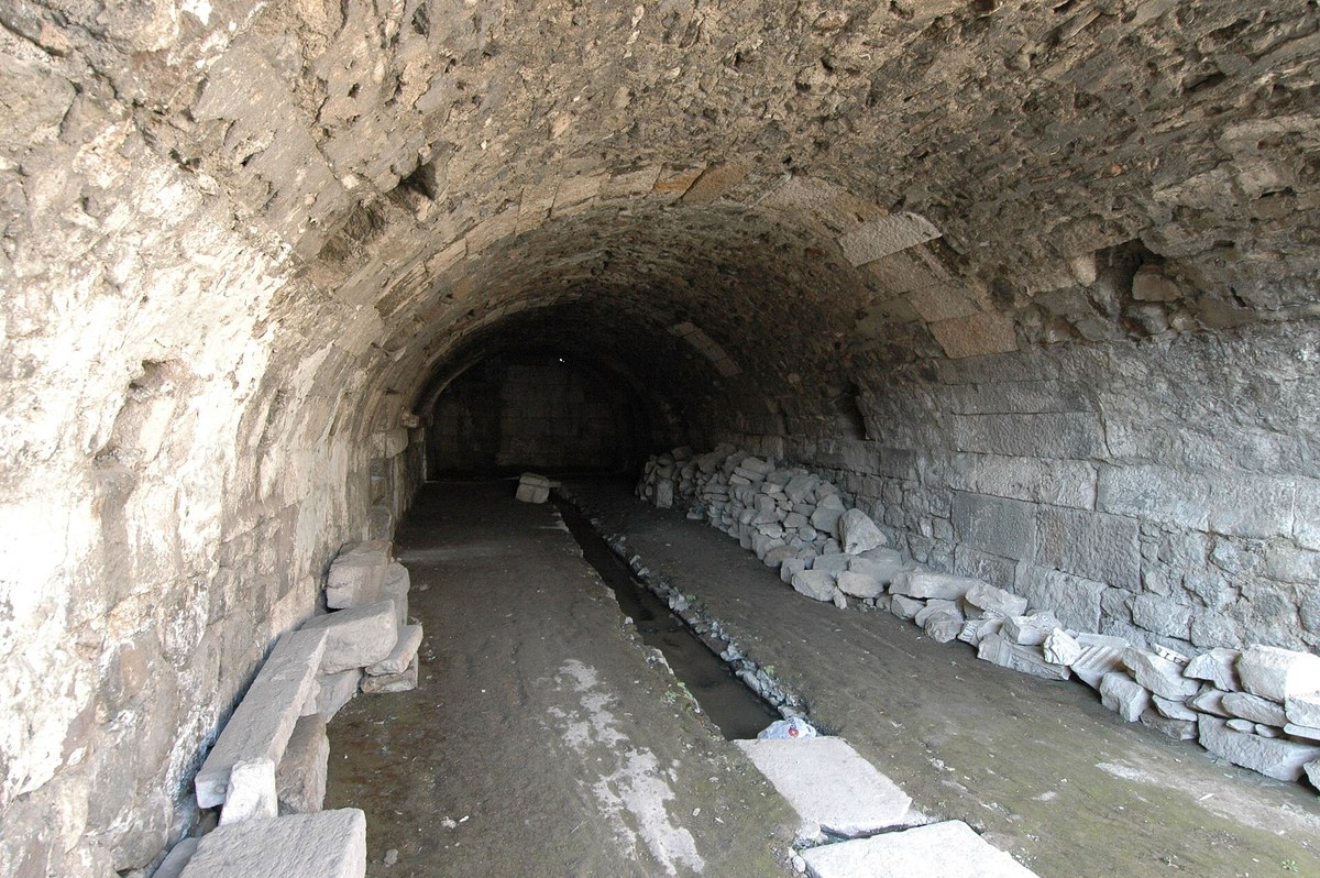 Smyrna Agorası'nın alt yapısında kemerli taş mekânlar